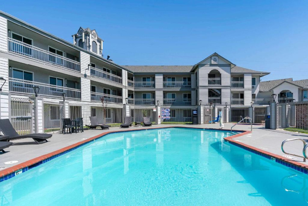 Antioch Inn & Suites - Pool