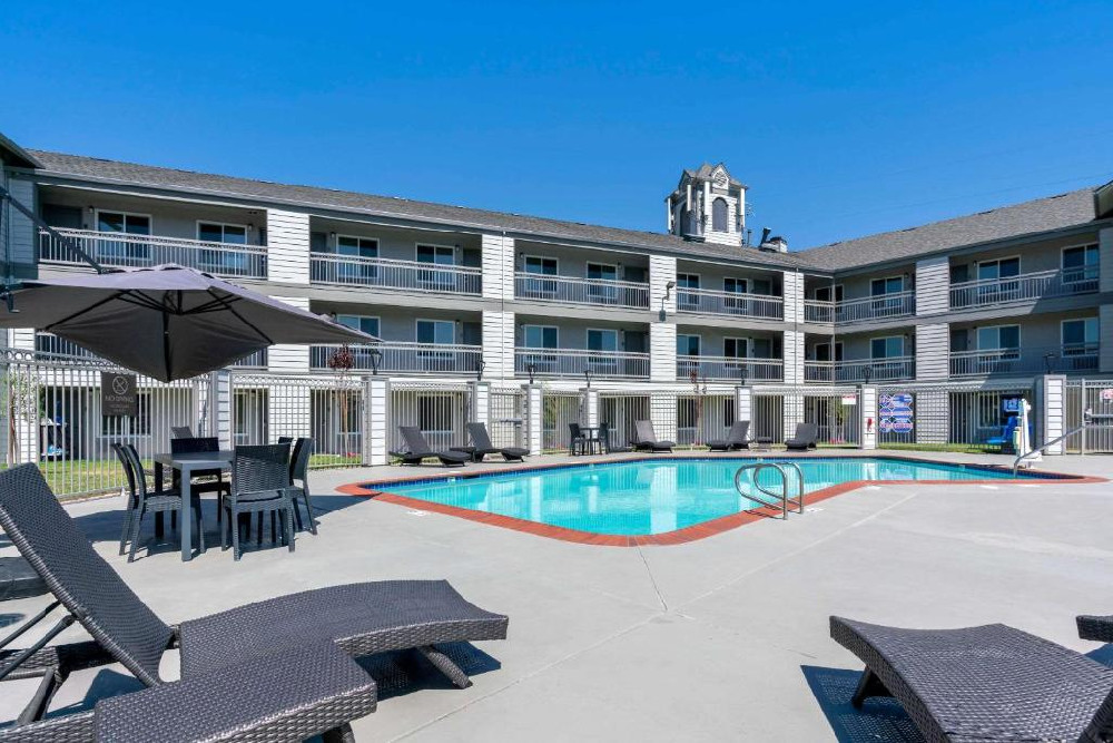Antioch Inn & Suites - Pool