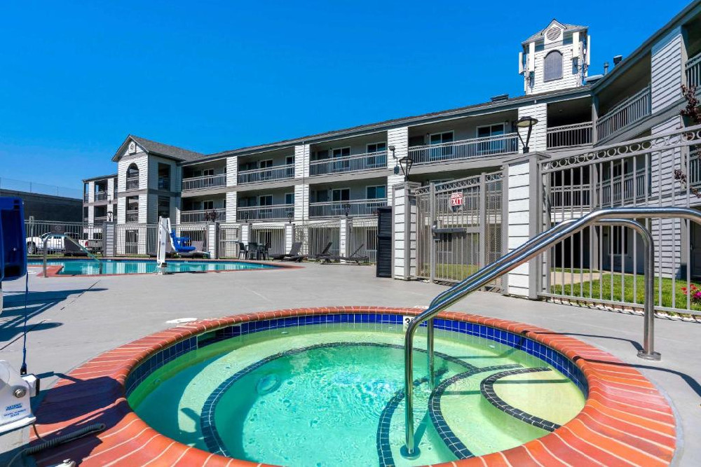 Antioch Inn & Suites - Pool